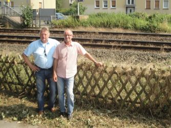 Jürgen Böhm (links) und Reinhard Frank (rechts) an einer zweigleisigen Bahnstrecke in Dortmund-Körne (Foto: CDU Ruhr)